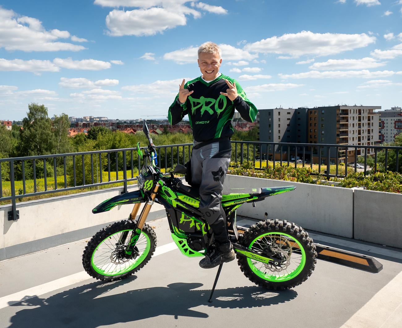 Przemek PRO stojący na Talarii Komodo