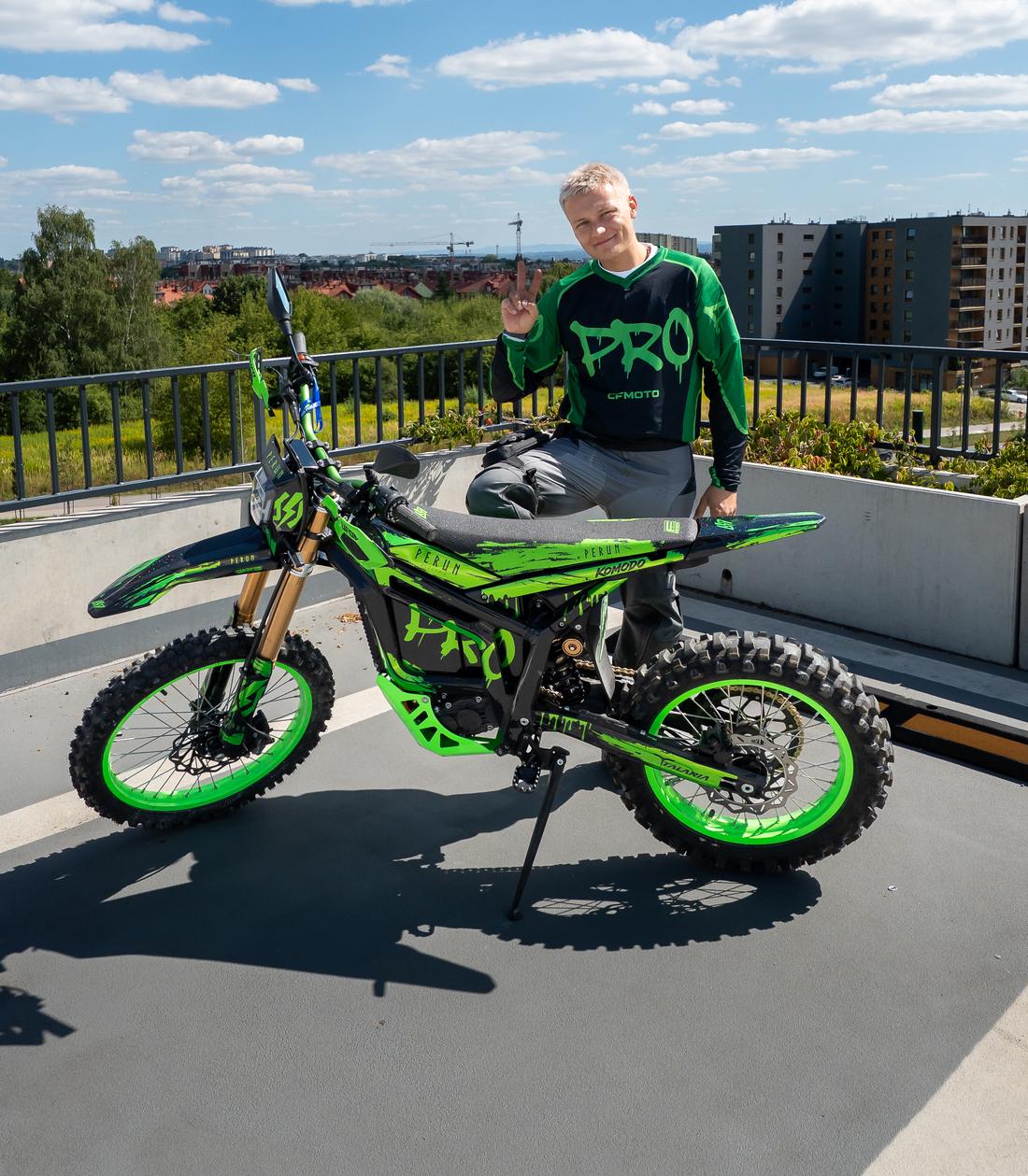 Talaria Komodo w edycji Przemek PRO — zielone obręcze, czarne owiewki
