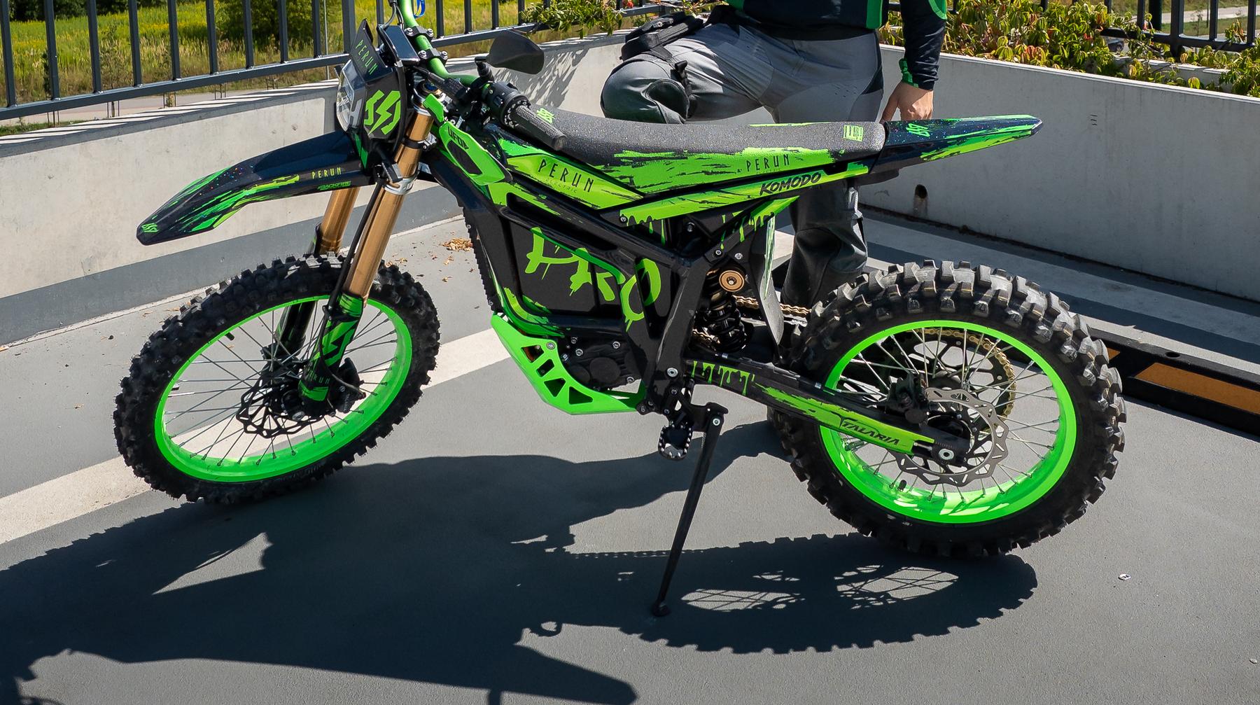 Talaria Komodo w edycji Przemek PRO — profil motocykla, zielone obręcze i czarne owiewki